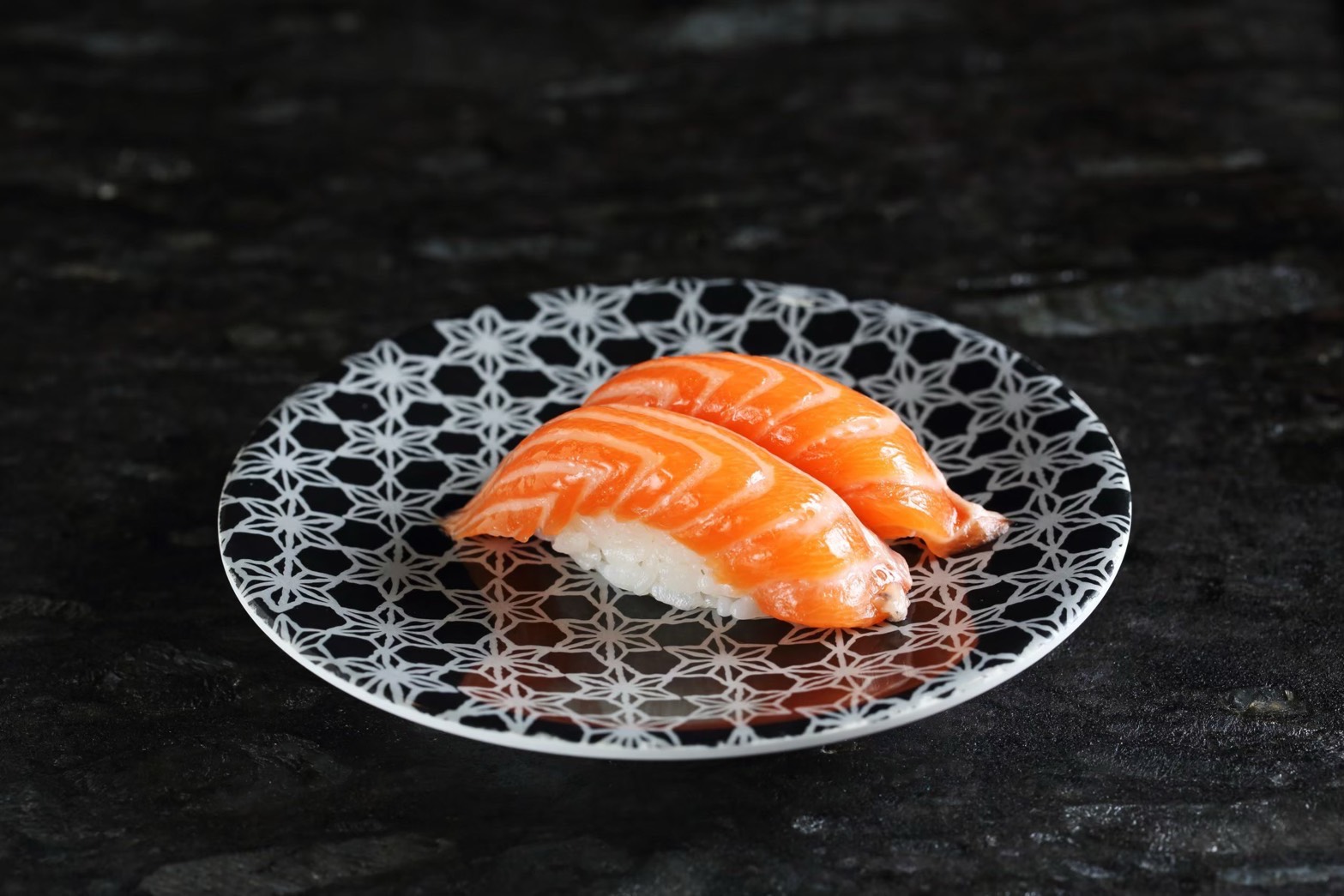 招待「鮭魚握壽司」一份